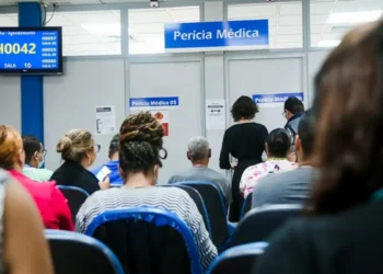 Pessoas aguardando atendimento em uma agência do INSS.