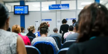 Pessoas aguardando atendimento em uma agência do INSS.