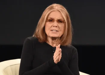 Gloria Steinem morre aos 92 anos e deixa legado econômico na igualdade salarial