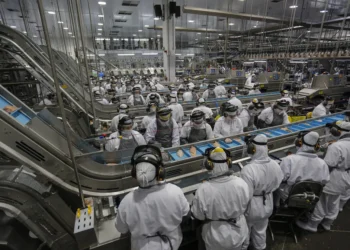 Indústria volta a crescer em julho, mas perde força em trimestre móvel