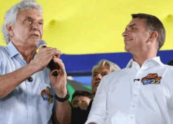 Flávio Bolsonaro acerta apoio de Caiado para o segundo turno e fala em mudar Constituição