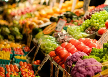 Projeto no Senado sugere envio de alimentos excedentes de mercados para famílias vulneráveis