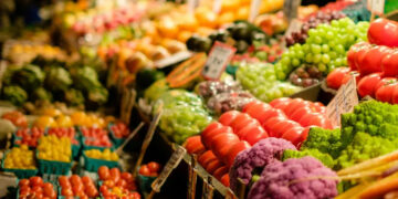 Projeto no Senado sugere envio de alimentos excedentes de mercados para famílias vulneráveis