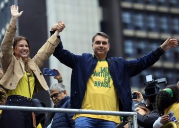 Dólar cai 4% e Ibovespa bate os 209 mil pontos com Flávio Bolsonaro na liderança