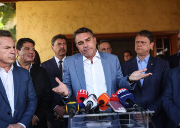 STF multa Flávio Bolsonaro em R$ 5 mil por impulsionar post contra Lula