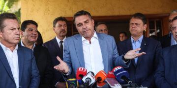 STF multa Flávio Bolsonaro em R$ 5 mil por impulsionar post contra Lula